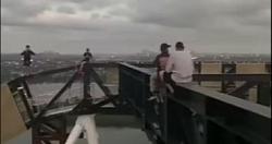 شباب يتسلقون احد المبانى الشاهقه فى سيدنى باستراليا فيديو