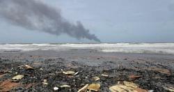 يتم نقل تفاصيل حرق النفايات البلاستيكية بالقرب من ساحل سري لانكا مقاطع الفيديو والصور