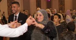 محمد عبد المنعم يحتفل بميلاد والدته ماشى بدعواتك يا حب عمرى