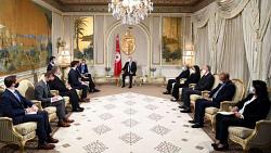 قدم الرئيس التونسي نصًا دستوريًا للوفد الأمريكي لحماية البلاد