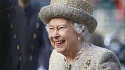 ملكه بريطانيا تظهر لاول مره بعكاز 95 عاما وما زالت تقوم بمهامها