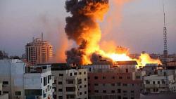 صراخ واندلاع حريق بعد سقوط صاروخ على جسر في تل ابيب فيديو