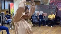 بوسي شلبي تنشر فيديو من كواليس مسرحيه زقاق المدق نهال عنبر بترقص