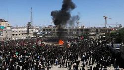 عاجل محتجون عراقيون يحرقون السور الخارجي لقنصليه ايران في كربلاء