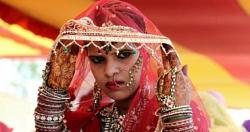 عروس هندية تتقدم بطلب للطلاق في حفل الزفاف لأن العريس يرتدي النظارات