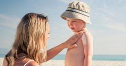 كيف تحمى طفلك من اشعه الشمس الحارقه خلال اجازه الصيف على الشاطئ؟