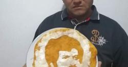 توديع شيف في الغردقة الفنان الراحل سمير غانم برسم وجهه على البيتزا صورة