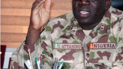 بشكل عاجل بعد ساعات قليلة من مقتل زعيم بوكو حرام ، قُتل قائد الجيش النيجيري