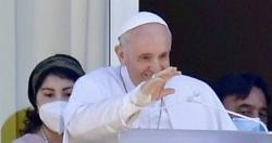بعد اسبوعين من الجراحه البابا فرانسيس يظهر من نافذه الفاتيكان