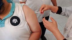 توفر وزارة الصحة خطاً ساخناً لتطعيم مجموعات معينة من الناس في المنزل