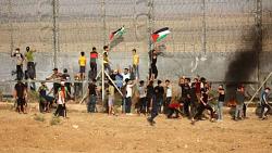 الاحتلال يكثف غاراته بطول الحدود بعد مظاهرات غزه