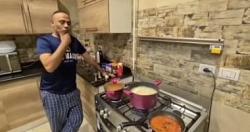 بعد محشي اول يوم رمضان محمود عبد المغني يطبخ مكرونه بالريحان فيديو
