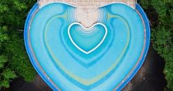 تصميم حمام سباحه على شكل قلب لجذب الزوار في جنوب الصين صور