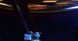 رائد فضاء يحاول التقاط صورة توضح سرعة المحطة الفضائية التي تدور حول الأرض