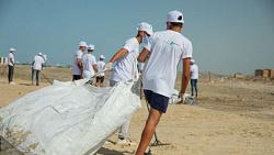 تعاون 50 متطوعًا من كفر الشيخ مع لافارج لإزالة القمامة من شاطئ بلطيم