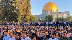 100 الف فلسطيني يؤدون صلاه عيد الفطر في المسجد الاقصى صور