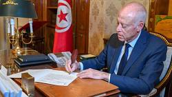 عاجل الرئيس التونسي يعفي مدير التلفزيون من منصبه