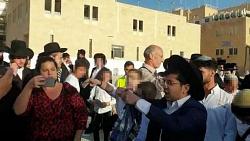 عاجل اشتباكات بالايدي بين يهود متشددين وسيدات في حائط البراق فيديو