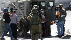 قوات الاحتلال الاسرائيلي تعتقل 26 فلسطينيا وتداهم منزل حمارشه