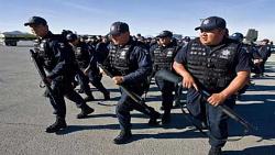 وطرحت الشرطة المكسيكية شعار العناق بدلاً من الرصاص ، فردت مجموعة بالخطف وقتل الشرطة