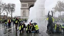 عاجل اشتباكات بين الشرطه الفرنسيه ومحتجين وسط باريس