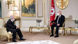 وزير الخارجيه الجزائري ينقل رساله الى الرئيس التونسي من تبون