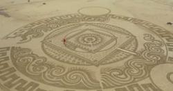فنان كرواتى يبدع فى رسم لوحات بالرمال على شواطئ البحار منذ 7 اعوام صور