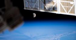 مشهد فريد لخسوف القمر الدموى العملاق من محطه الفضاء الدوليه