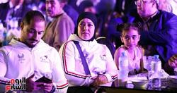 صورة فوتوغرافية تكريم بطل البارالمبياد في حفل أقيم عند سفح الهرم