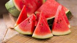 انتشرت شائعات في سوق البطيخ خلال موسم الذروة ، حيث بلغ وزن البطيخ 10 أرطال
