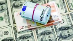 اليورو يواصل هبوطه مقتربا من مستوى الدولار الامريكي ما الاسباب؟