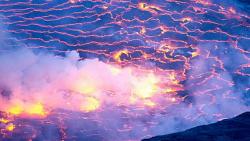 ثوران بركان على جزيره لابالما الاسبانيه وعمليات اجلاء للسكان فيديو