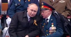 بوتين يكرم الجنود القدماء فى يوم النصر نحن مدينون لهم