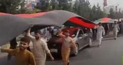 مقاتلو طالبان يطلقون النار على مسيره تحمل العلم الوطنى فى كابول فيديو