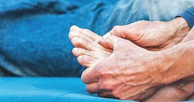 How does a doctor hasten gout through symptoms