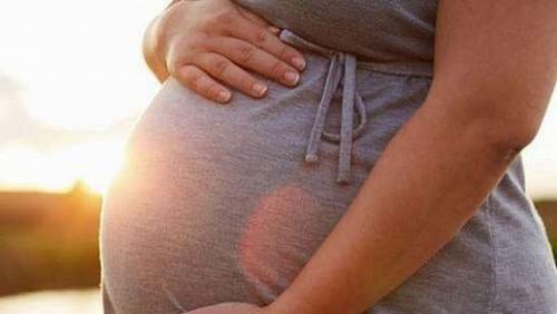 Health shows 10 signs of danger during pregnancy including swelling of hands or face