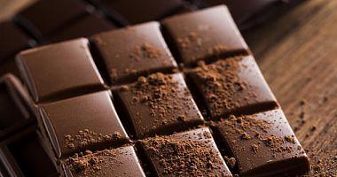 Dark chocolate improves your heart health and feel happy to eat in the variantine