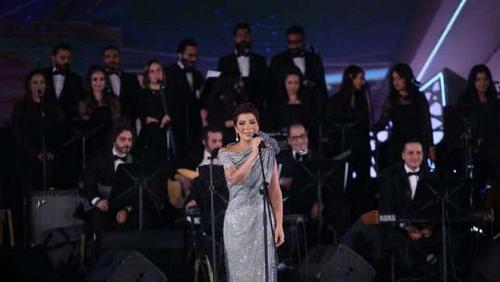 Asala Chado with 30 songs in a good night at the Arab music festival
