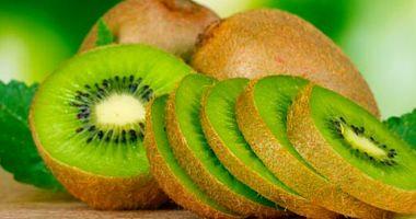 The kiwi is natural treatment for constant next to other types of fruit