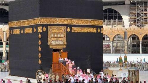 The scene is pleased to wash the Kaaba with the water of the roses mixed with Zamzam water