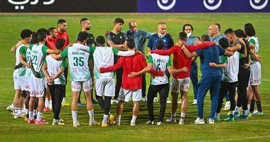 Hossam Hassan rewards the players of the Union of Alexandria after winning 3
