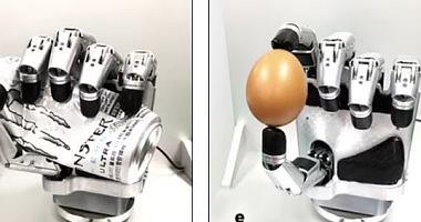 The development of robotic hand can capture things and pressure them strongly