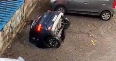Hole swallows a fully car in Mumbai Indian city because of rain video
