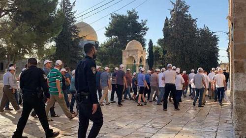 Eyewitnesses see details of storming AlAqsa Bahta under the protection of the occupation police