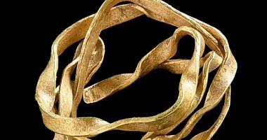 Finding a gold ring in a tomb of the bronze era confirms longterm trade