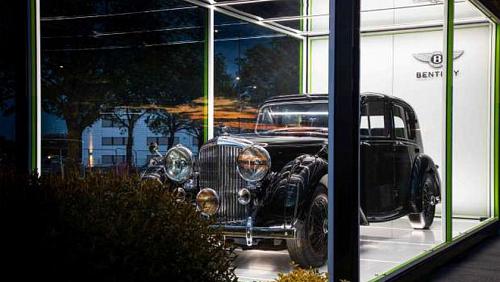 Bentley celebrates the 75yearold MK VI exit the first car for Croho production line