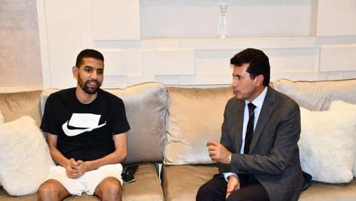 The Minister of Sports visits Zakarias believer in his home for its health pictures