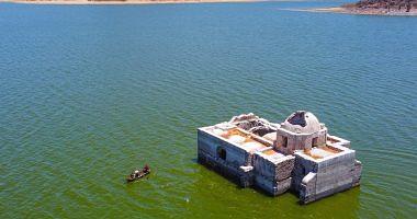 Drought reveals an underwater church in Mexican Lake 40 years ago
