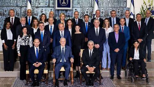 The first picture of the new Israeli government after the overthrow of Bennahu