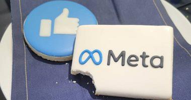 Mark Zuckerberg continues its celebrations to change the name of Facebook eating a candy in the form of META
